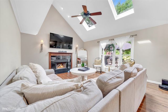 80 CHESTNUT Court, Elgin, IL 60120