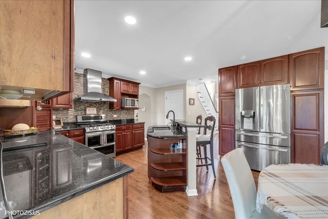 80 CHESTNUT Court, Elgin, IL 60120
