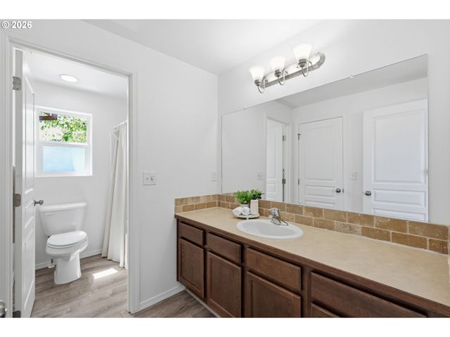 1961 ADELMAN Loop, Eugene, OR 97402