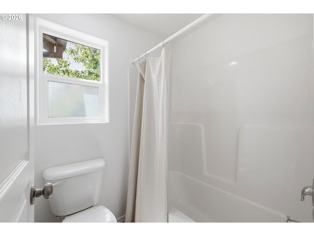 1961 ADELMAN Loop, Eugene, OR 97402