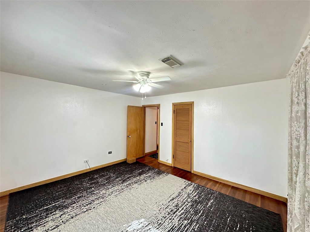 2810 N Houston Drive, La Marque, TX 77568