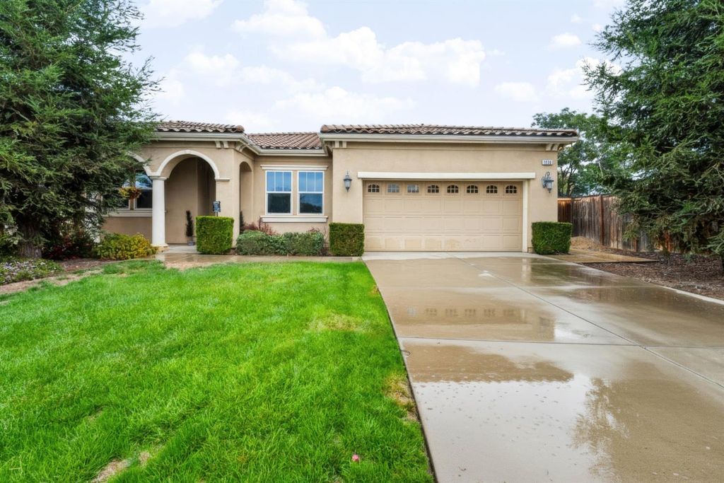 Image 1 of property listing at 3135 Holly Avenue, Clovis, CA 93611