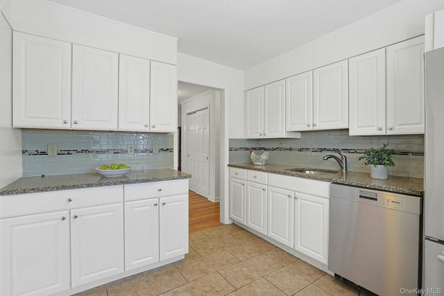 9 Robins Crescent 9, New Rochelle, NY 10801