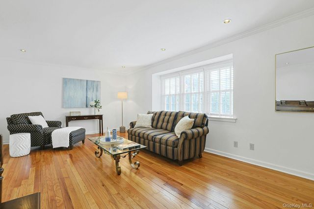 9 Robins Crescent 9, New Rochelle, NY 10801
