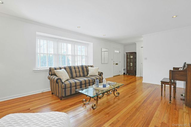 9 Robins Crescent 9, New Rochelle, NY 10801