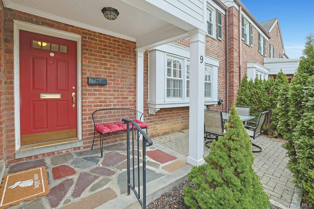 9 Robins Crescent 9, New Rochelle, NY 10801