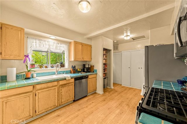 2835 Chestnut Avenue, Long Beach, CA 90806
