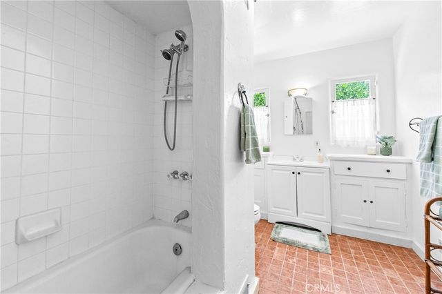 2835 Chestnut Avenue, Long Beach, CA 90806