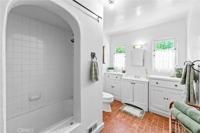 2835 Chestnut Avenue, Long Beach, CA 90806