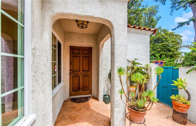 2835 Chestnut Avenue, Long Beach, CA 90806