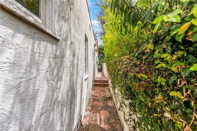 2835 Chestnut Avenue, Long Beach, CA 90806