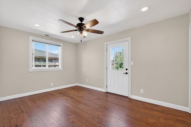 1300 Mesa Drive, Hollister, CA 95023