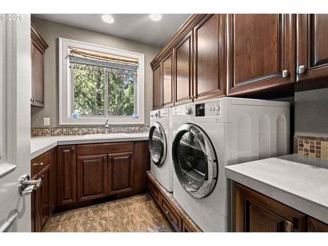 8842 Nw RYAN St, Portland, OR 97229