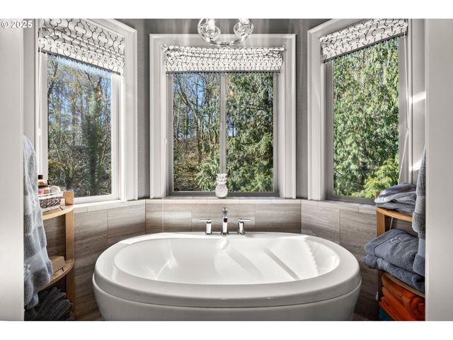 8842 Nw RYAN St, Portland, OR 97229