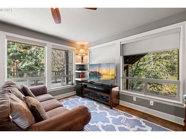 8842 Nw RYAN St, Portland, OR 97229