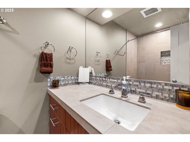 8842 Nw RYAN St, Portland, OR 97229