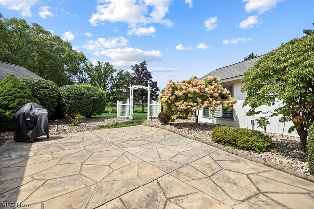 33008 Woodhaven Circle, North Ridgeville, OH 44039