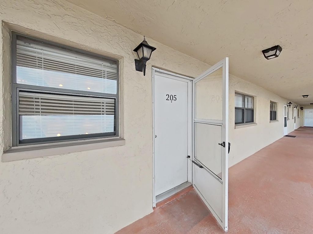 Image 7 of property listing at 19451 GULF BOULEVARD 205, Indian Shores, FL 33785