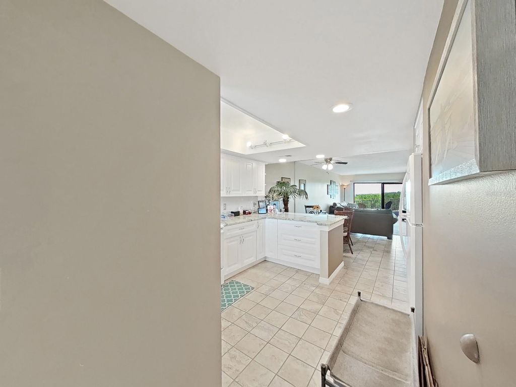 Image 8 of property listing at 19451 GULF BOULEVARD 205, Indian Shores, FL 33785
