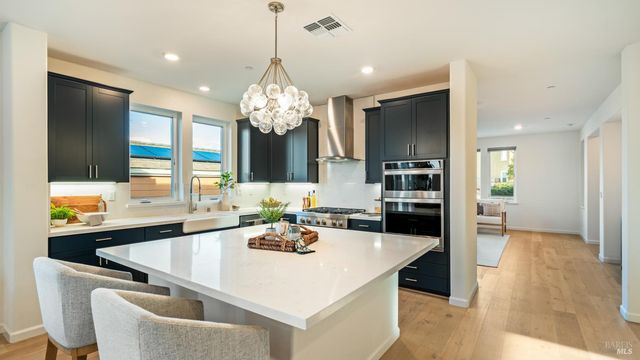 6 Jasper Ct, Petaluma, CA 94952