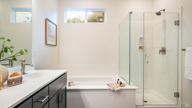 6 Jasper Ct, Petaluma, CA 94952