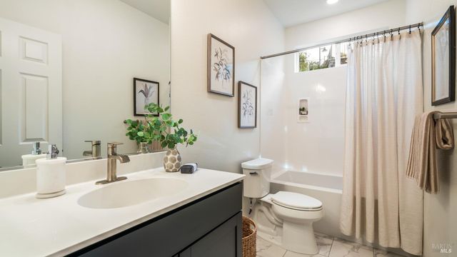 6 Jasper Ct, Petaluma, CA 94952