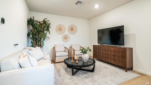 6 Jasper Ct, Petaluma, CA 94952