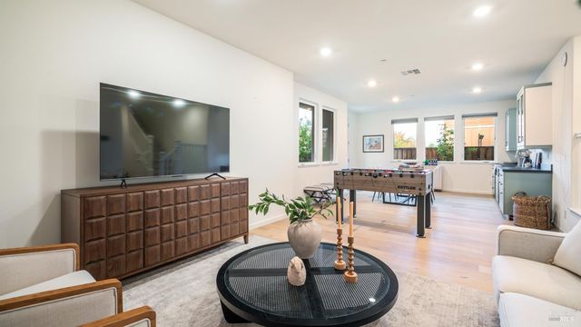 6 Jasper Ct, Petaluma, CA 94952