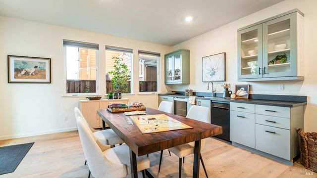 6 Jasper Ct, Petaluma, CA 94952