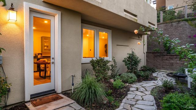 6 Jasper Ct, Petaluma, CA 94952