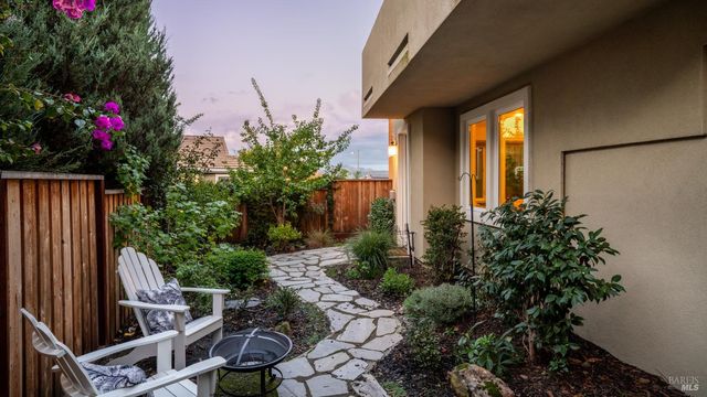 6 Jasper Ct, Petaluma, CA 94952