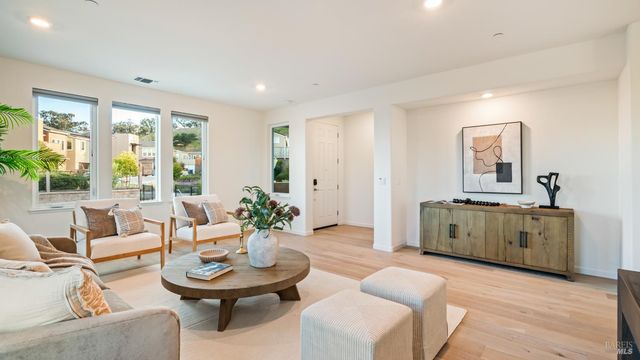 6 Jasper Ct, Petaluma, CA 94952