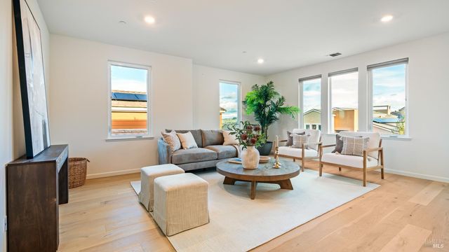 6 Jasper Ct, Petaluma, CA 94952