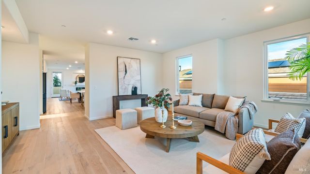 6 Jasper Ct, Petaluma, CA 94952