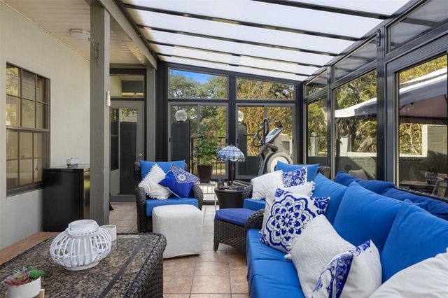 104 N Hickory Lane, Columbus, TX 78934