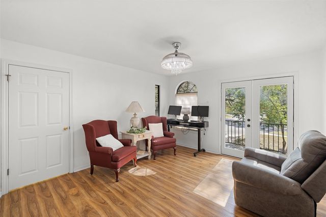 104 N Hickory Lane, Columbus, TX 78934