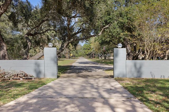 104 N Hickory Lane, Columbus, TX 78934