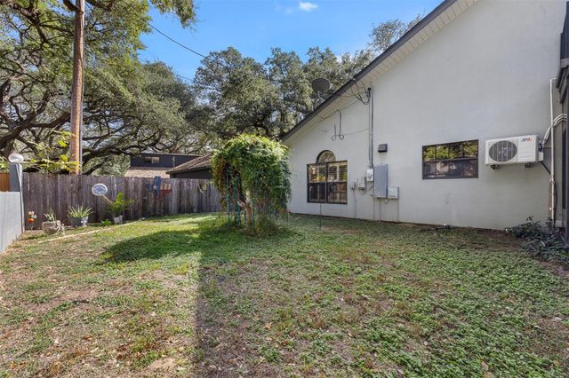 104 N Hickory Lane, Columbus, TX 78934