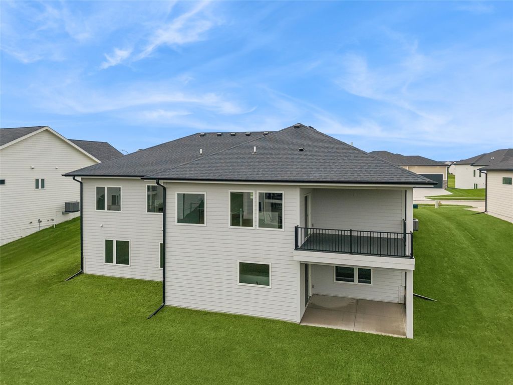 17321 N Valley Drive, Urbandale, IA 50263