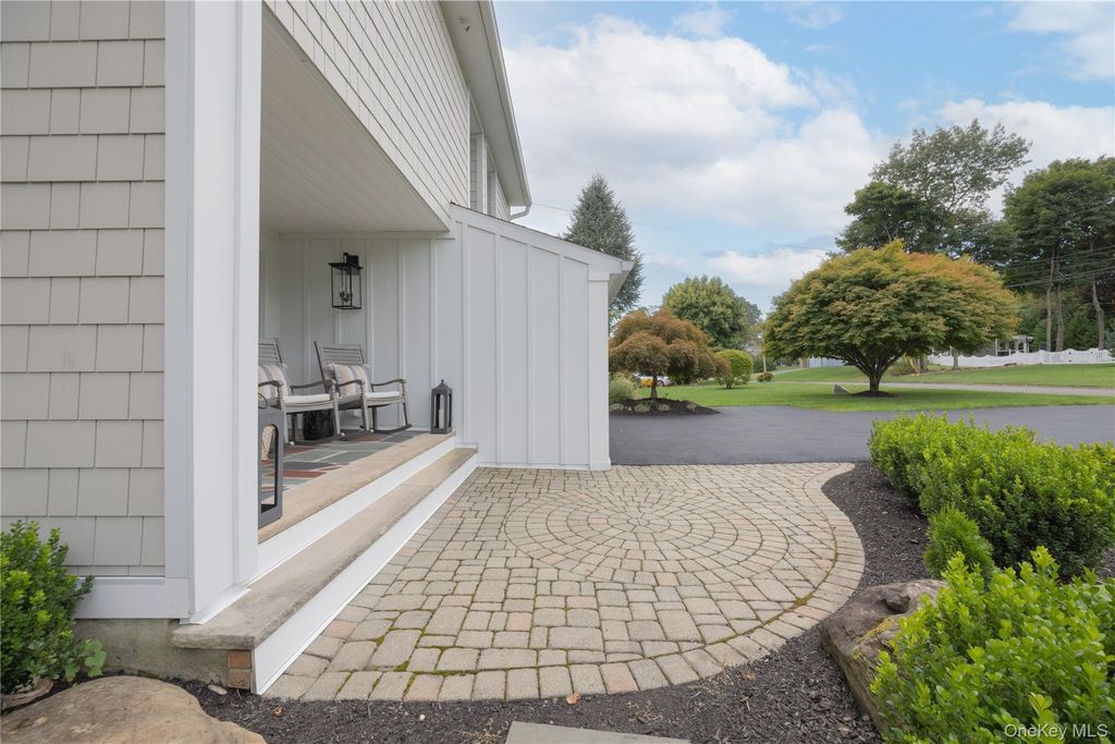 16 Lark Street, Pearl River, NY 10965 — photo 2