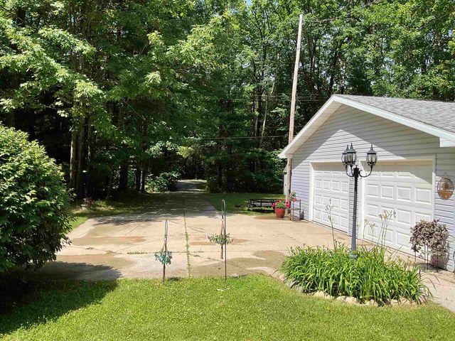 3300 E Arnold Lake Road, Harrison, MI 48625