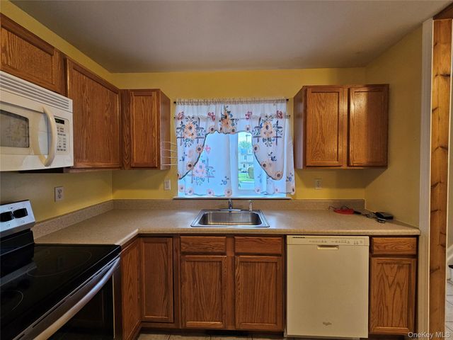 100 Boniface Drive 15D, Pine Bush, NY 12566