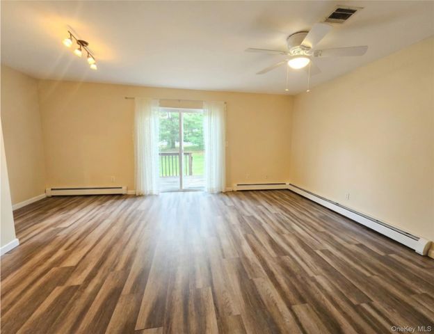 100 Boniface Drive 15D, Pine Bush, NY 12566