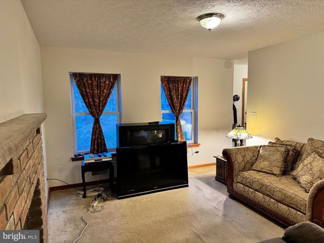 1145 CHICKADEE DR, Pocono Summit, PA 18346