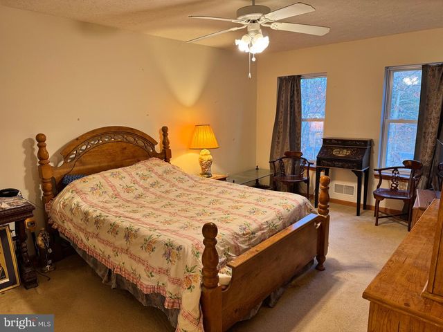 1145 CHICKADEE DR, Pocono Summit, PA 18346