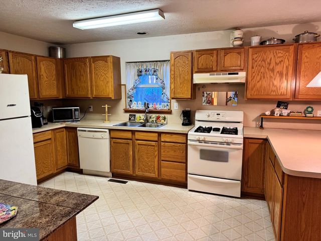 1145 CHICKADEE DR, Pocono Summit, PA 18346