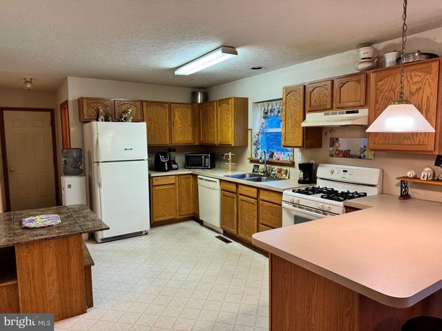 1145 CHICKADEE DR, Pocono Summit, PA 18346