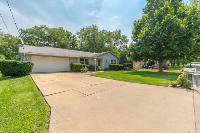 313 Longview Drive, Waterloo, IA 50701