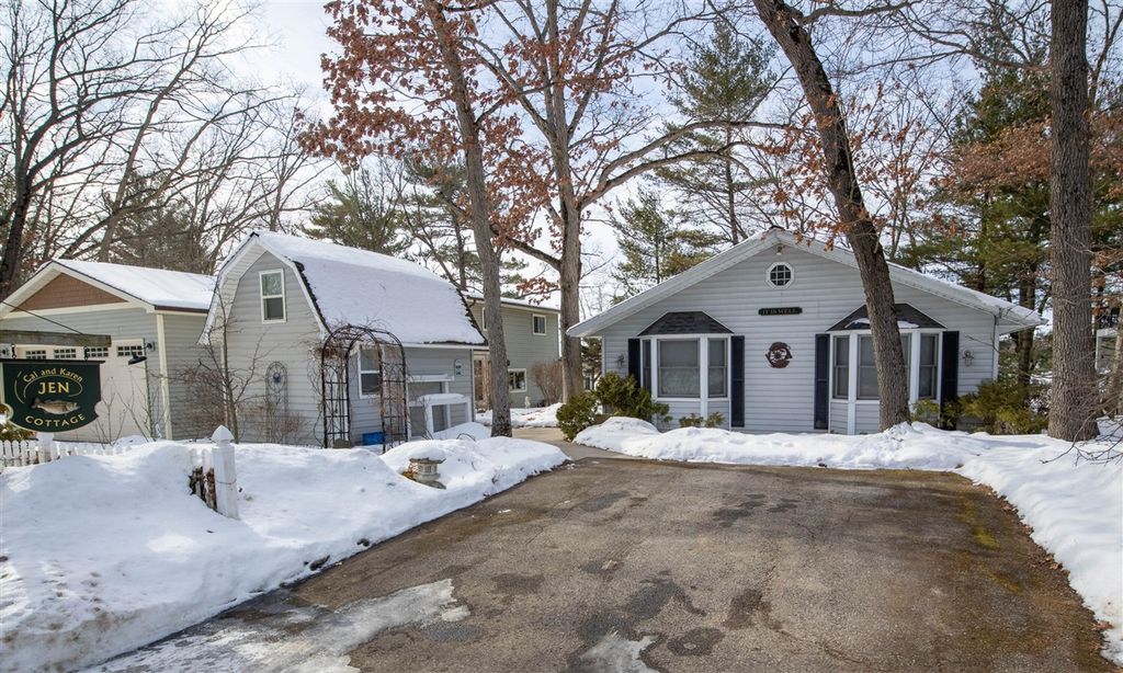 8451 S Pine Point Drive, Newaygo, MI 49337