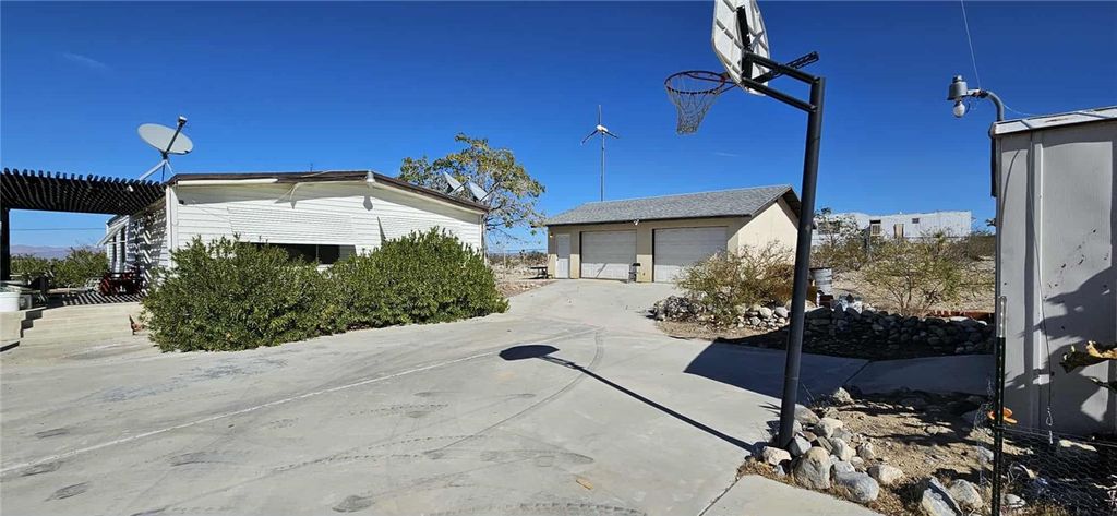 Image 18 of property listing at 7535 Camp Rock, Lucerne Valley, CA 92356